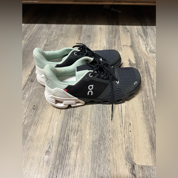 Women’s size 7 on clouds. - Picture 2 of 3